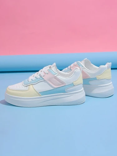 Para tenisówek - dwa buty obok siebie