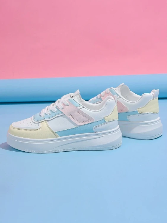Para tenisówek - dwa buty obok siebie